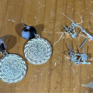 2 pairs unique charming earrings